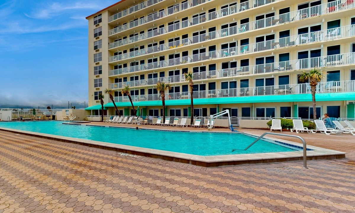 Lenox Park Condo | Oceanfront Studio w/Balcony, Pool & Hot Tub Access
