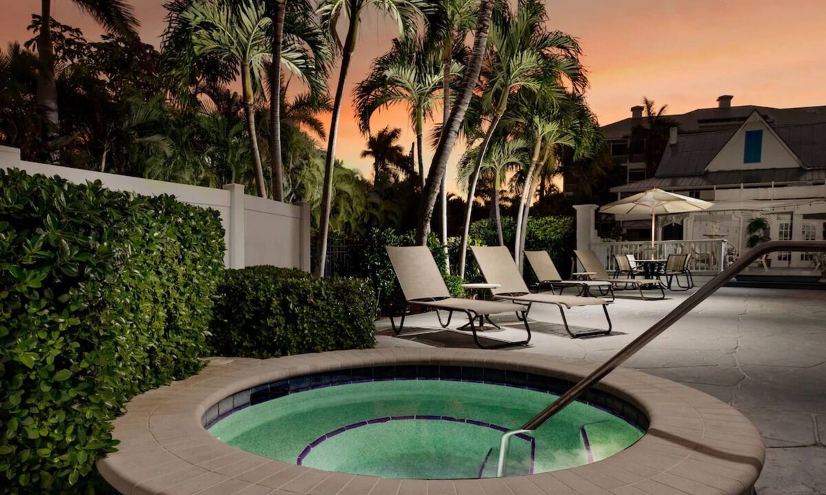 Marco Island Hotel | Olde Marco Island Inn, Deluxe Water View 2BR Suite w/Kitchen & Lanai