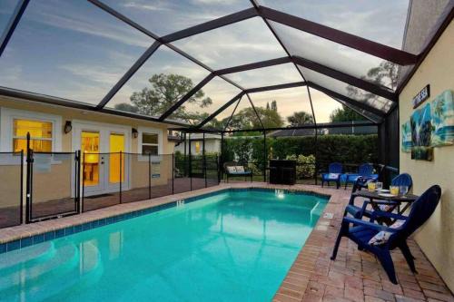 Venice House | On Island! Private Pool Home-Walk to Great Beach!