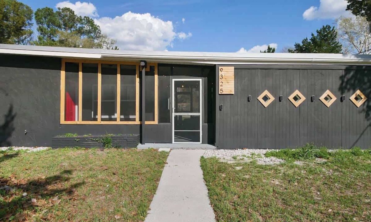 Gainesville House | One Acre Peaceful Property | King Bed, Game Room |