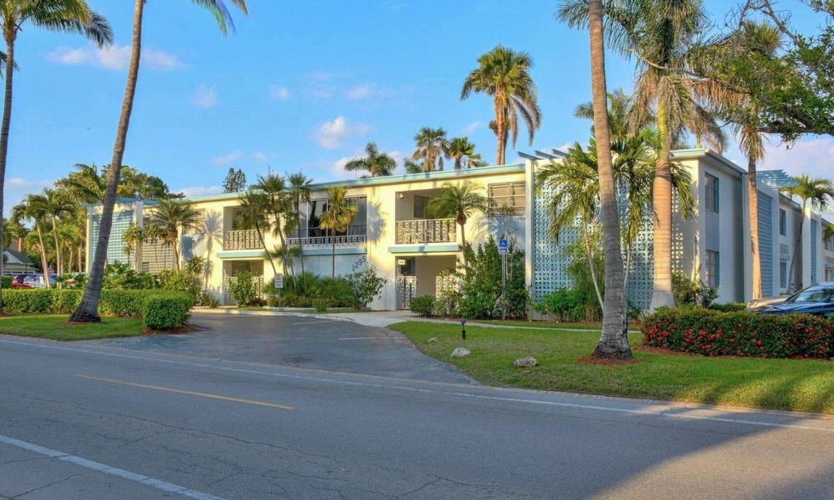 Old Naples Condo | ONE BLOCK to the beach, Restaurants & Shopping!