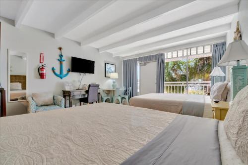 Ruskin Hotel | Palm Terrace Waterfront Htd Pool Hot Tub Tennis