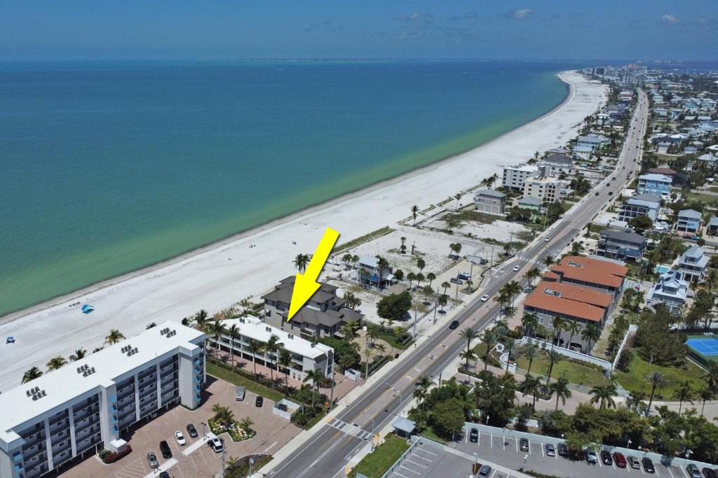 Mid Island Apartment | Paradise Beach Getaway Steps to Sand & Gulf Views King Bed & Sofa Bed