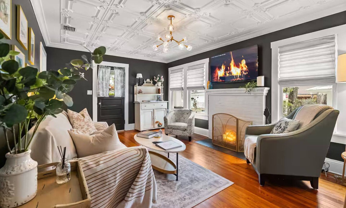 Mount Dora Cottage | Parisian Cottage Walk to downtown Mount Dora + Patio