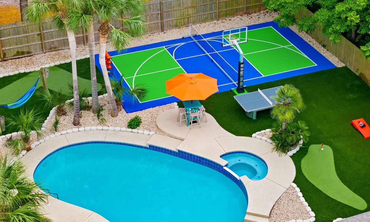 Thomas Drive House | PCB Oasis, Heated Pool, Pickleball, Basketball, Game Room, Mini Golf, Fire Pit