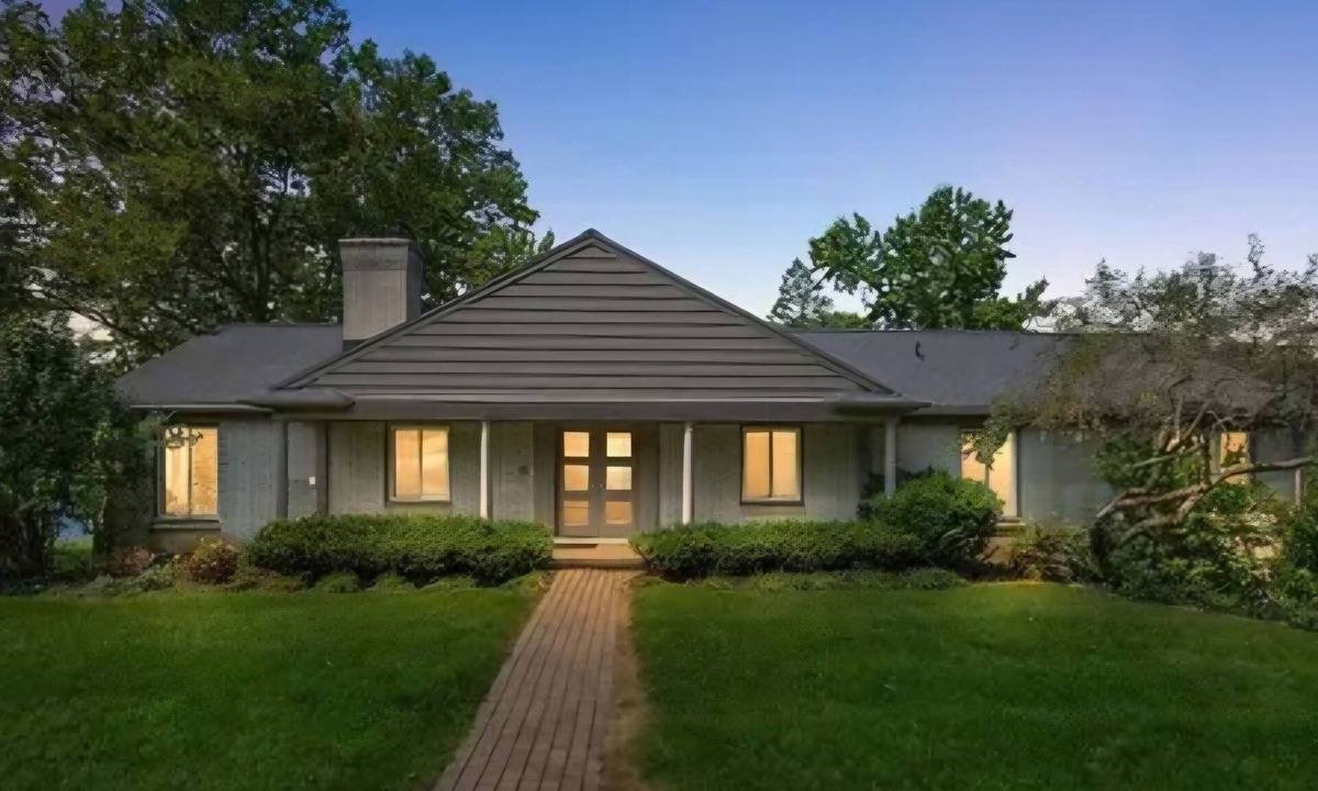 Bloomfield Hills House | Peaceful lake house. Finely renovated. Chef's kitchen. Near downtown birmingham.