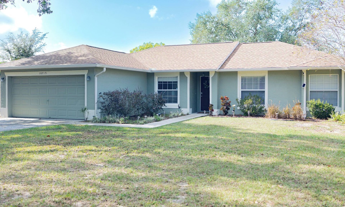 Clermont House | Peaceful retreat near Clermont lakes. RelaxUnwind