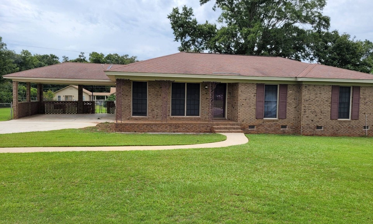 Albany House | PEACEFUL SPACIOUS CENTRALLY LOCATED HOME IN VERY SAFE QUIET AREA