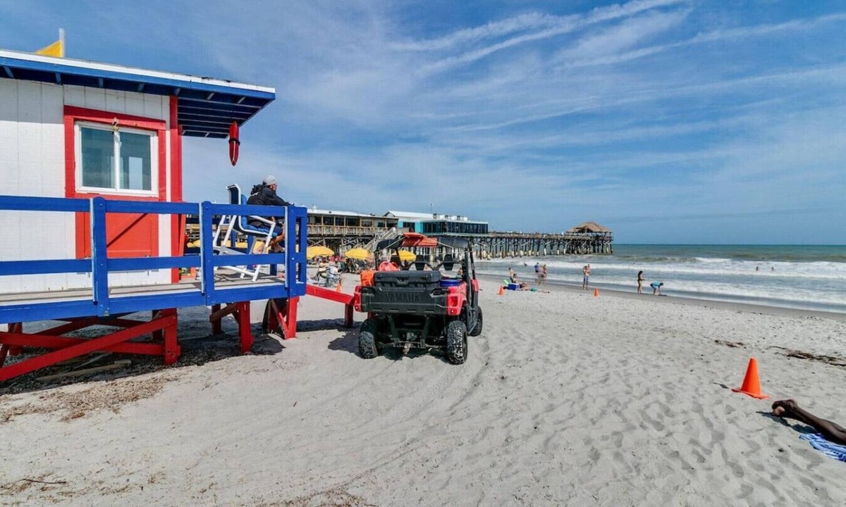 Parsuns To Cocoa Beach House | Penguins on the Beach | Studio Steps to Beach & Downtown w/pool | Unit B