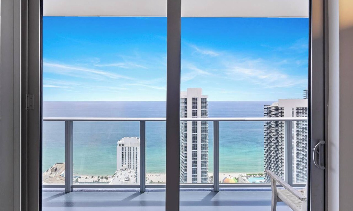 Hollywood South Central Beach Condo | Penthouse Ocean View Stay and Free Parking