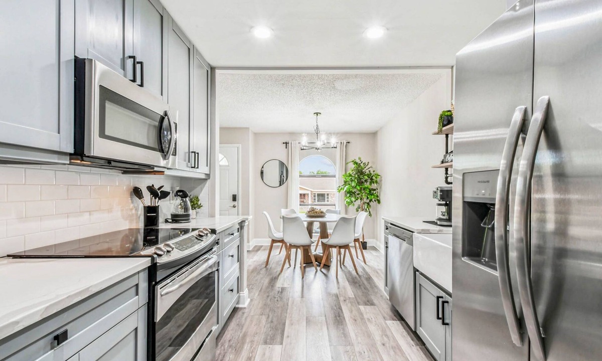 Port Tampa City House | Perfect Getaway! Hot Tub, Lounge Deck & 5 minutes to Beach.