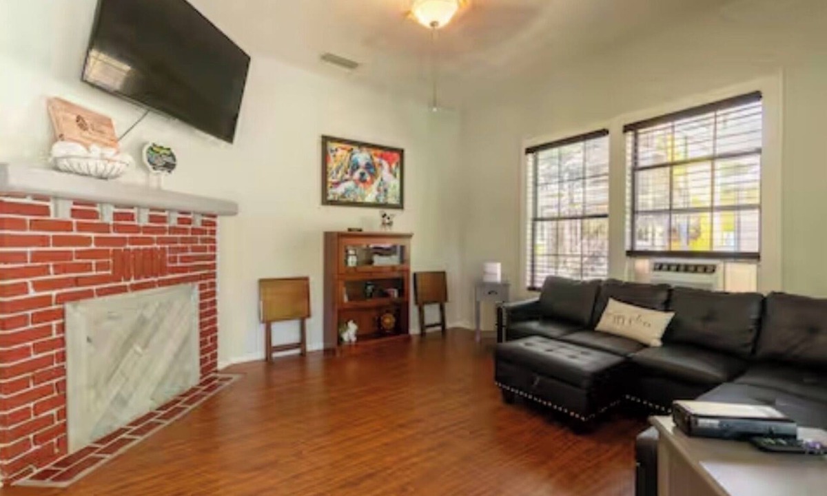 Gainesville House | Pet friendly 1bd/1b unit with living space and full kitchen
