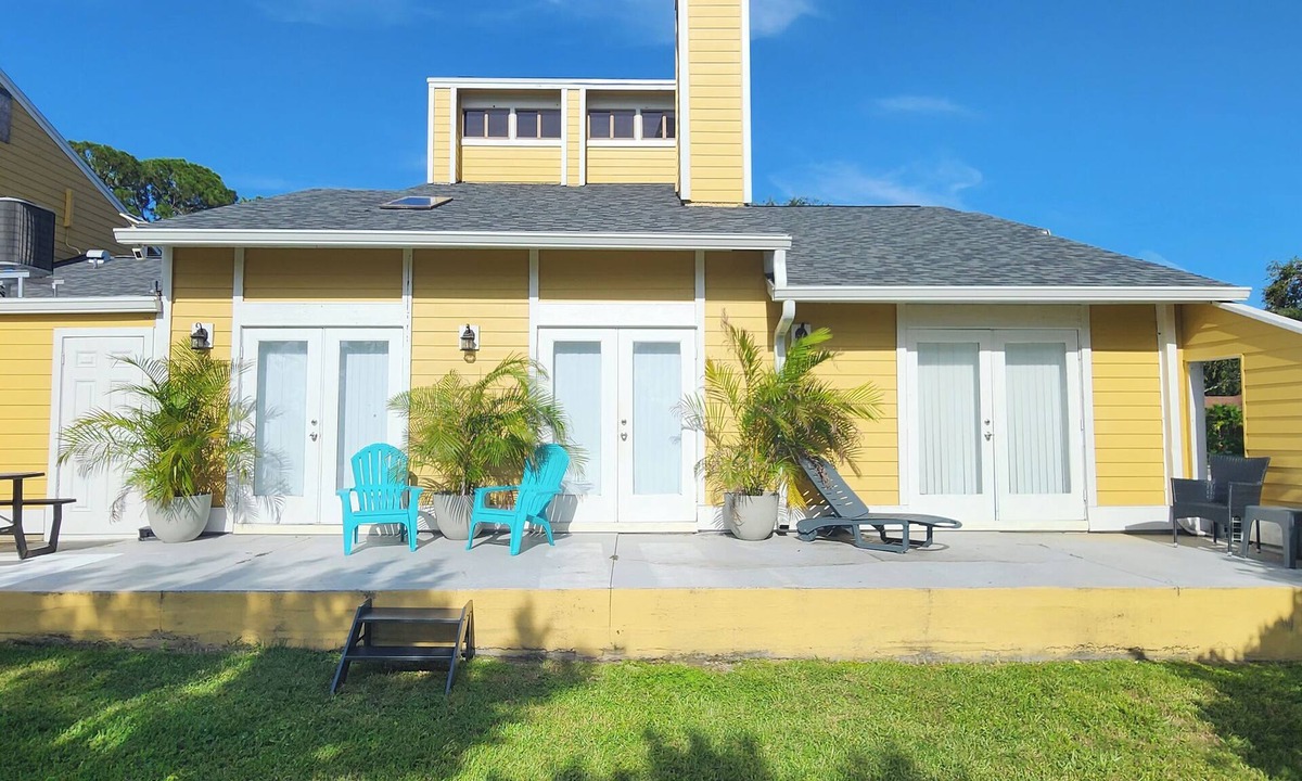 Seminole House | Pet-Friendly 2BR/2BA Retreat – Walk to Beach 0.5 mi & Relax in Comfort!