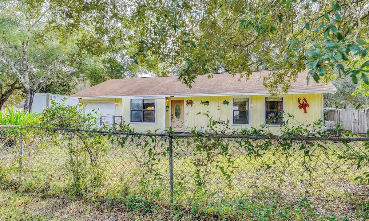 Freeport House | Pet-Friendly Freeport Home - 2 Mi to Beach!