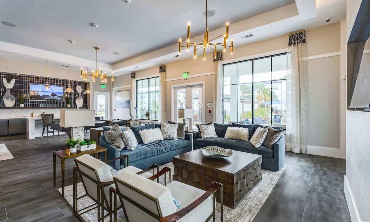 Southeast Orlando Apartment | Pet-Friendly | King Bed | Gym & Pool | Near Parks