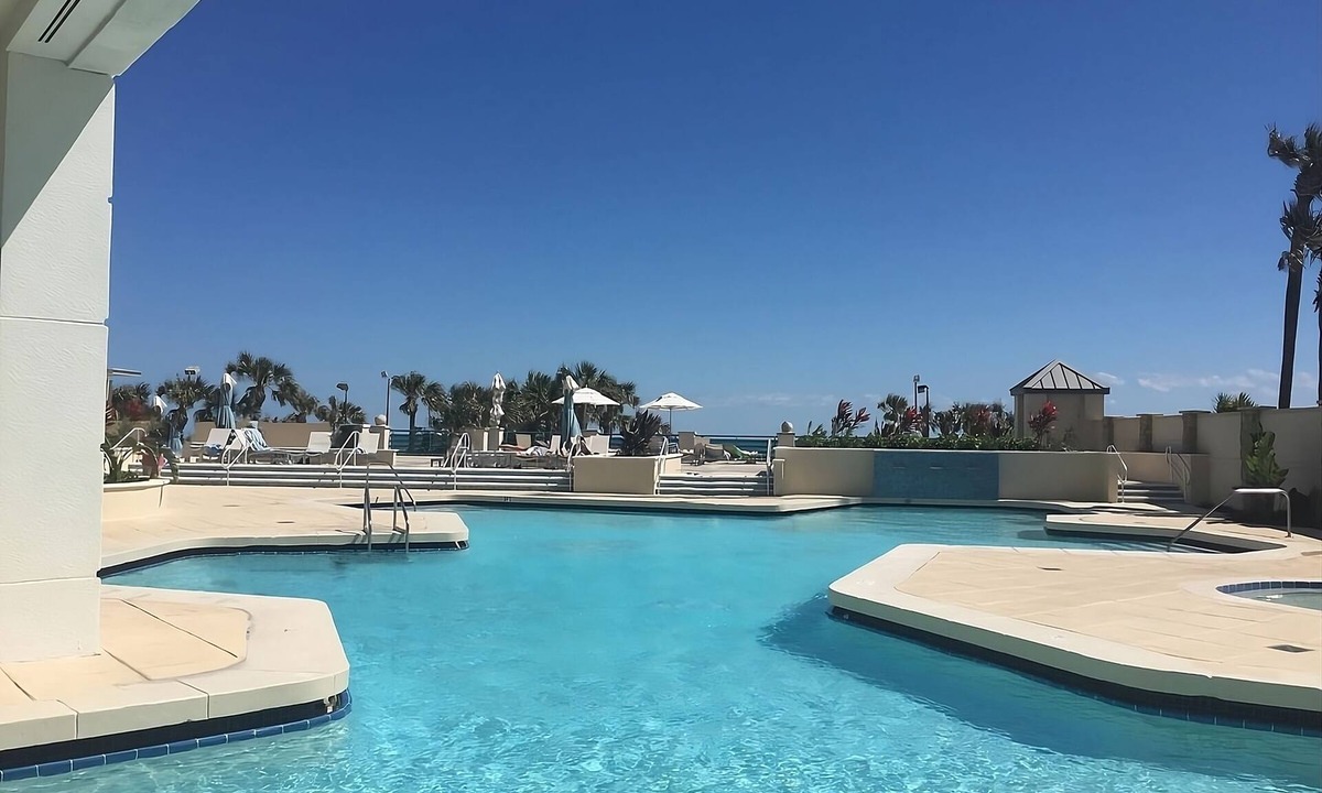 Brush - Stewarts Hotel | Pet-Friendly Property | Outdoor Pool & Walk to Daytona Beach
