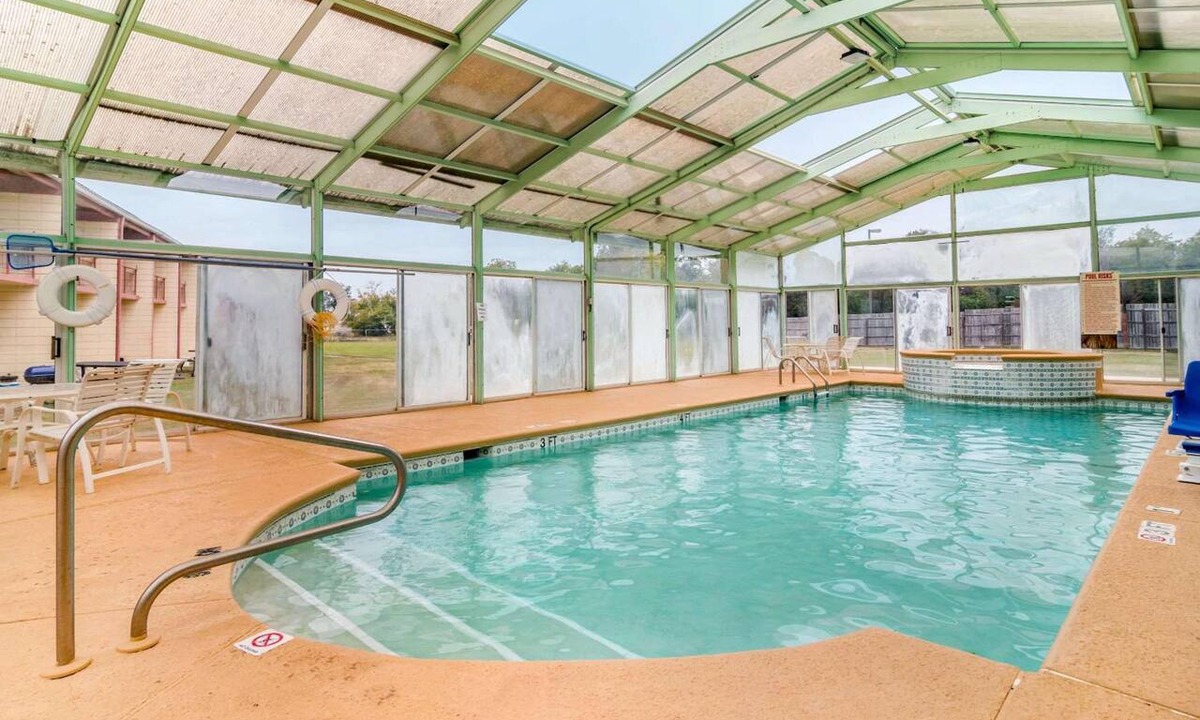 Perry Hotel | Pet-Friendly Room w/Pool Access | Minutes to Fairgrounds | Free On-Site Parking