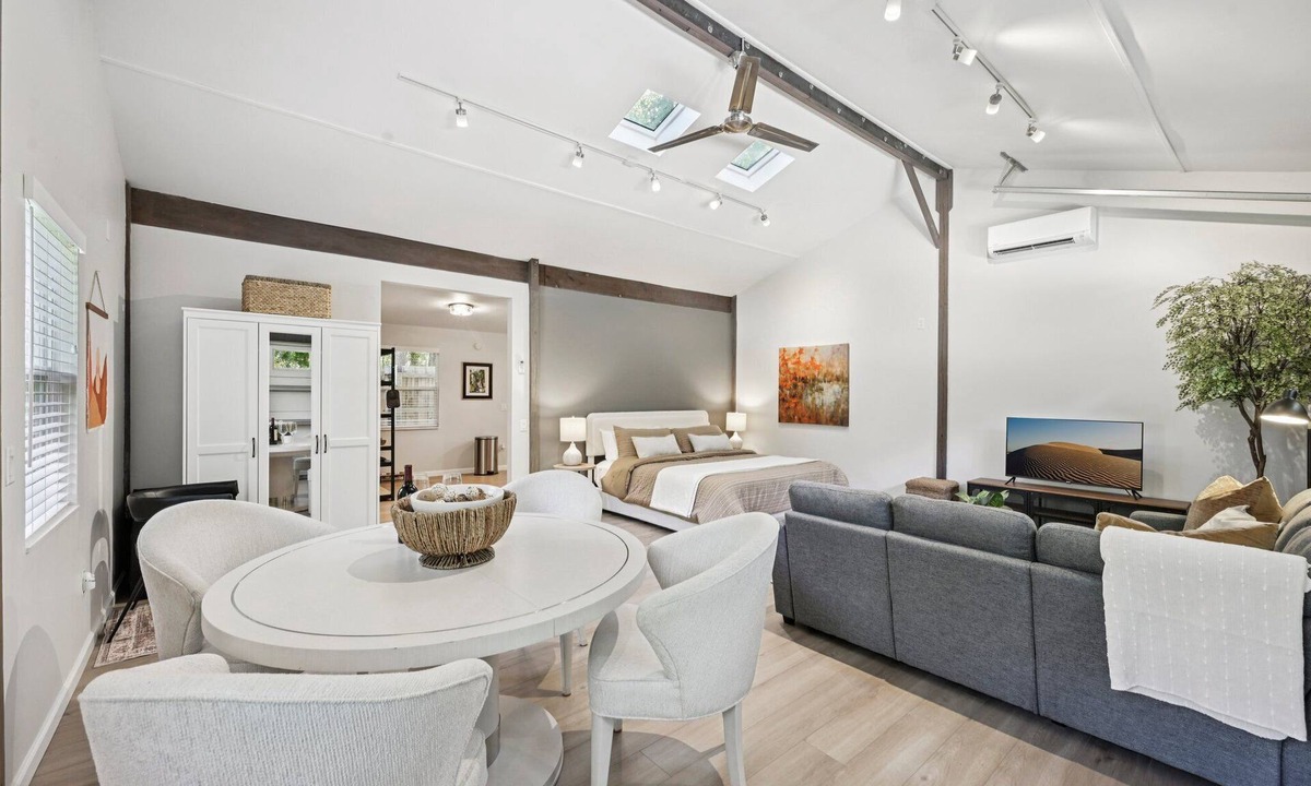 Mandarin House | Pet Friendly Studio with Private Fenced Yard