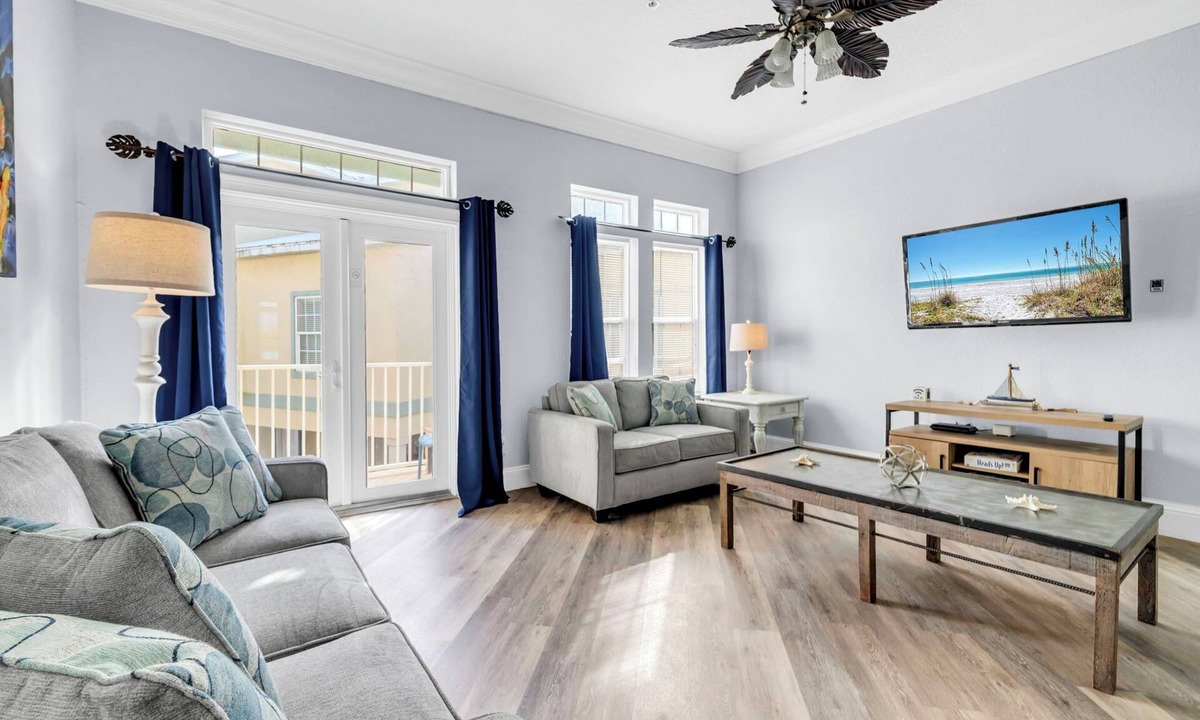 El Centro Beach House | ☀️Pet Friendly | Pool | Walk to Beach Access | Livin' La Villa Loca☀️