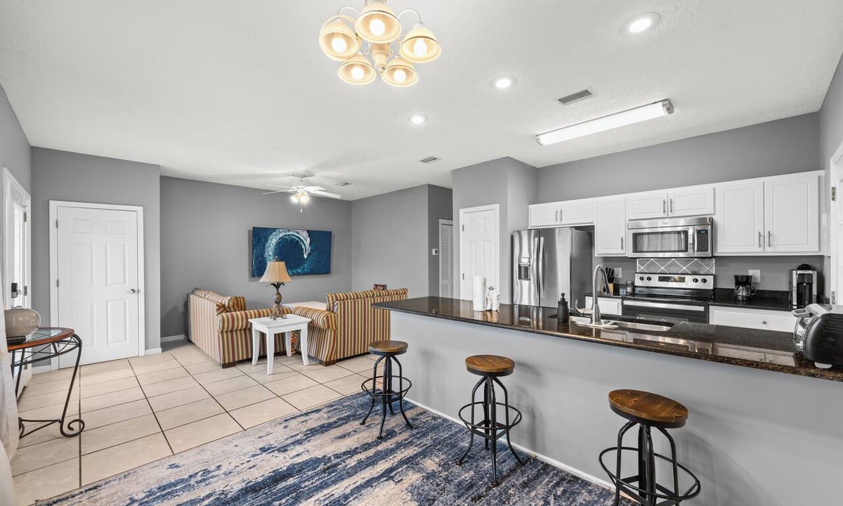 El Centro Beach House | Pet Friendly Beach House | Walk to Beach | Sleeps 6