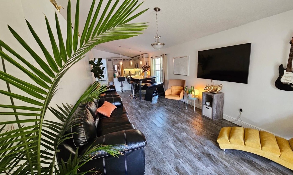 Northeast Orlando House | Pick me! Comfy and safe house with fenced backyard