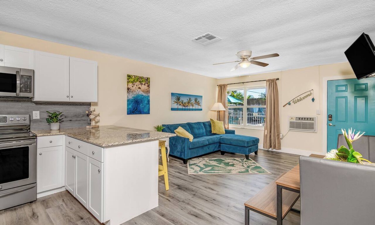 Fort Myers Beach Hotel | Pineapple Poolside Suite with Full Kitchen in Sunny Fort Myers Beach