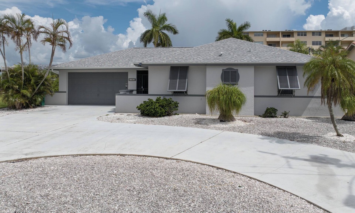 Caloosahatchee House | Pink Pineapple ~ Walk to Downtown ~ Chic Heated Pool Home