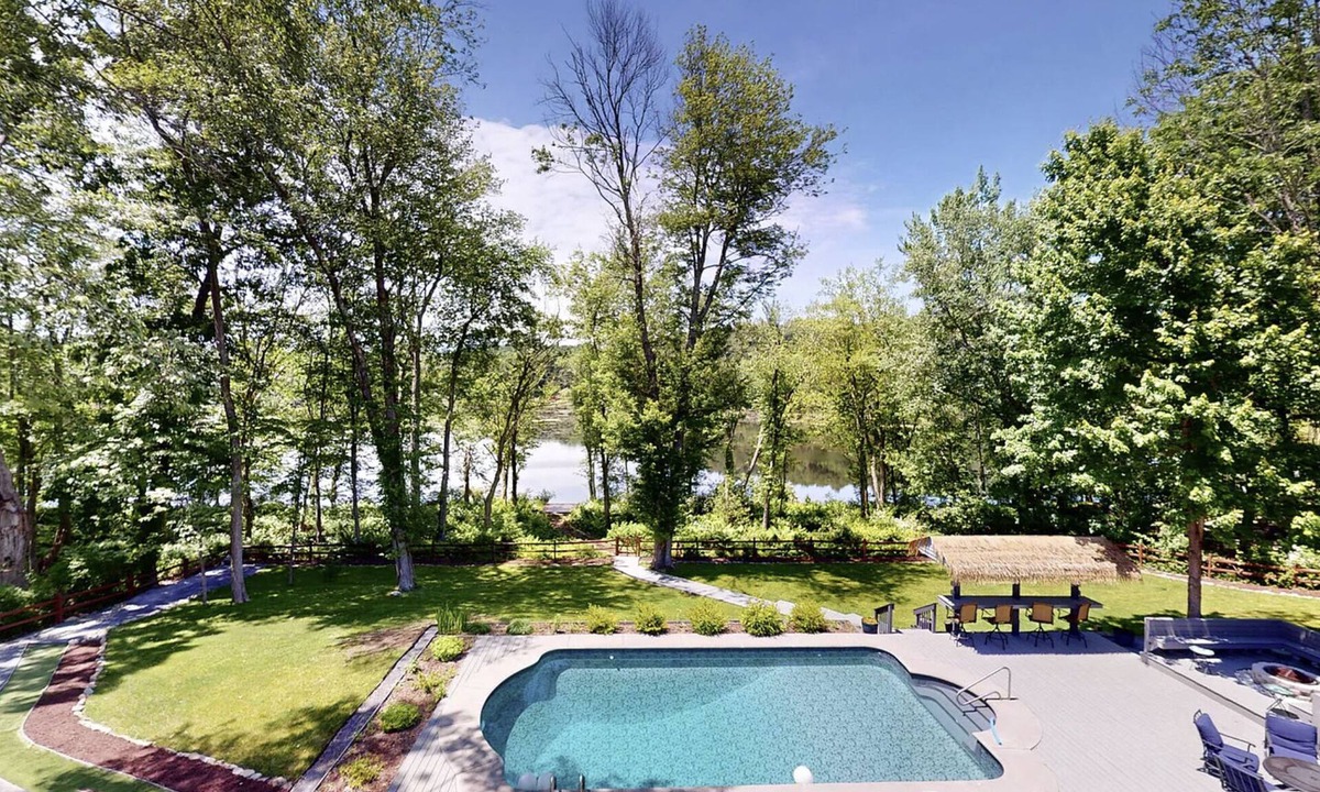 East Stroudsburg Cabin | Poconos Idyllic Lakefront House 12ppl Gameroom Hot Tub Firepit Sauna