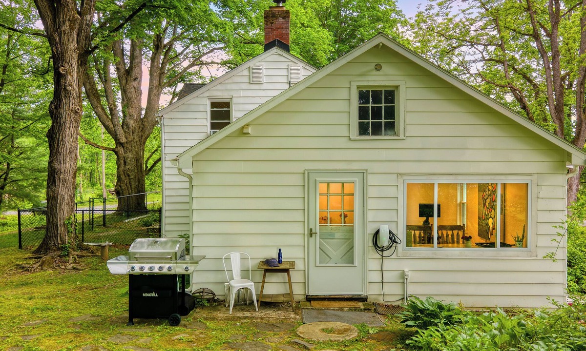 Hollowville House | Pondfront Gem Minutes from Hudson’s Best Shops & Cafes | The Stillwater House