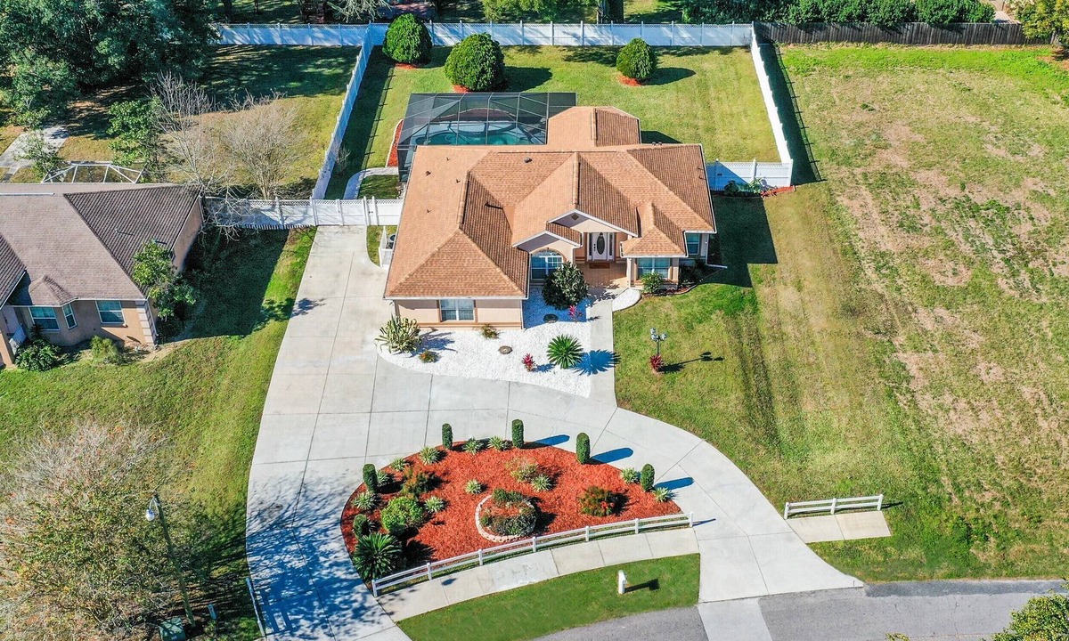 Ocala House | Pool Home Sleeps 11 Fenced Yard & Pet Friendly 12 min WEC Great Location