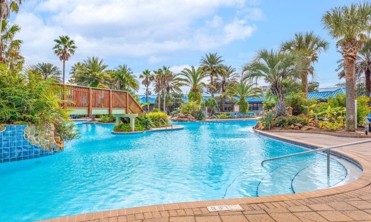 Destin Resort | Poolside Family Friendly Resort 2 FULL-KING Rooms