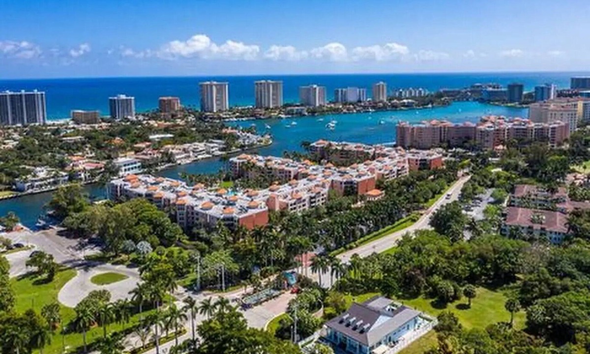 Boca Raton House | Prestigious neighborhood, family living with space for your family and friend.
