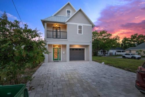 Hyde Park House | Prime Tampa Hyde Park 4 Bedroom House - Located Near Hyde Park Village, SoHo and Local Beach - Spacious and Comfortable Stay in Perfect Location - Great for Families and Groups Visiting Tampa Near Airport!