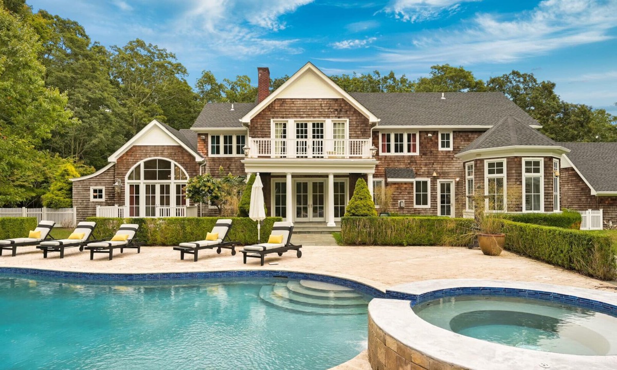 Noyack House | Pristine estate sited on 4 acres of land, 1,700 SF pool pavilion with.