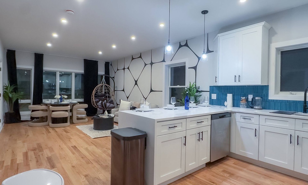 Harrison Apartment | Pristine House, Sleep 21, Park 2 cars FREE, 20%OFF