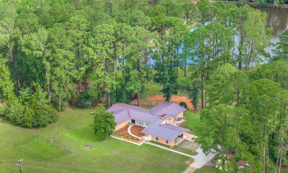 East Dublin House | Private 12 Acre Waterfront Retreat 4 Kings ADA Gym Game Room Sleeps up to 18