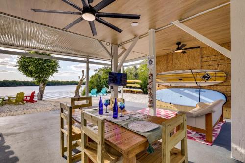 Ruskin House | Private Beach: 'Hidden Shack By the Bay' in Ruskin