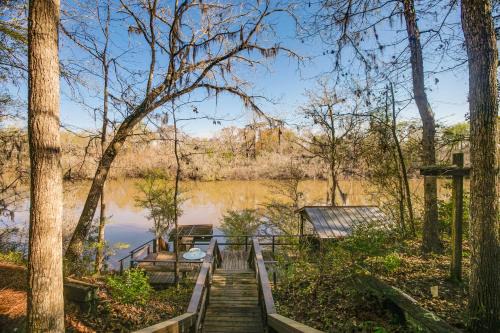Jesup House | Private Dock + River View: Cabin Retreat in Jesup