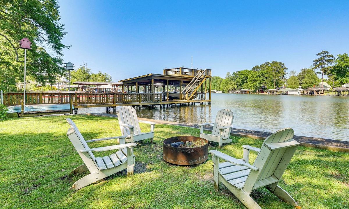 Warwick House | Private Dock + Yard: Lake Blackshear Family Escape