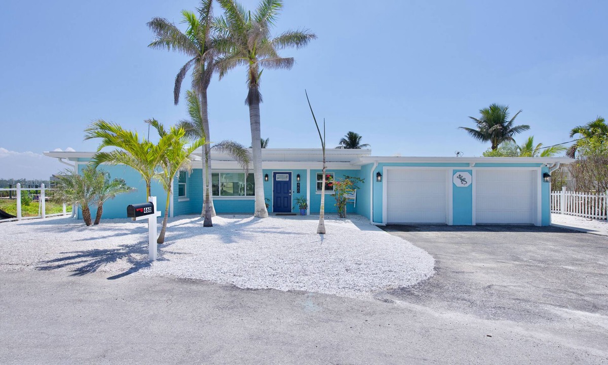 Mid Island House | ☀️Private Heated Pool, Pet Friendly, Bay Front-Sunny Side Up☀️