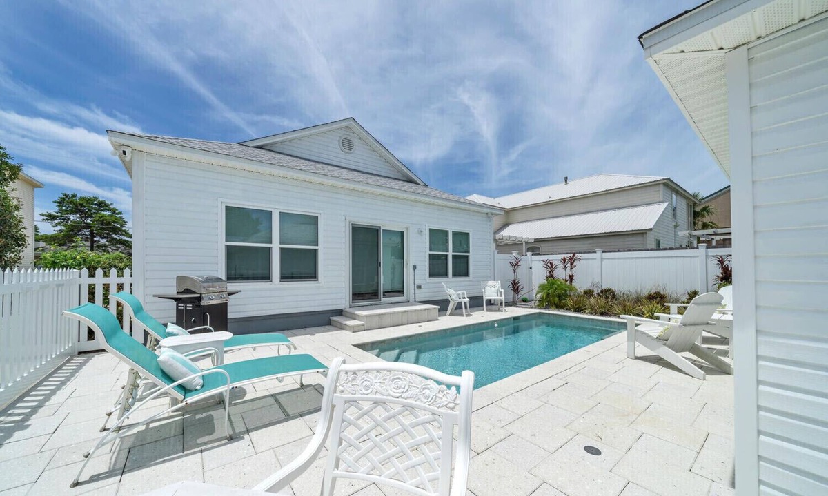 Crystal Beach Cottage | Private pool! 3 blks to beach access! West Destin, Next to the Henderson!