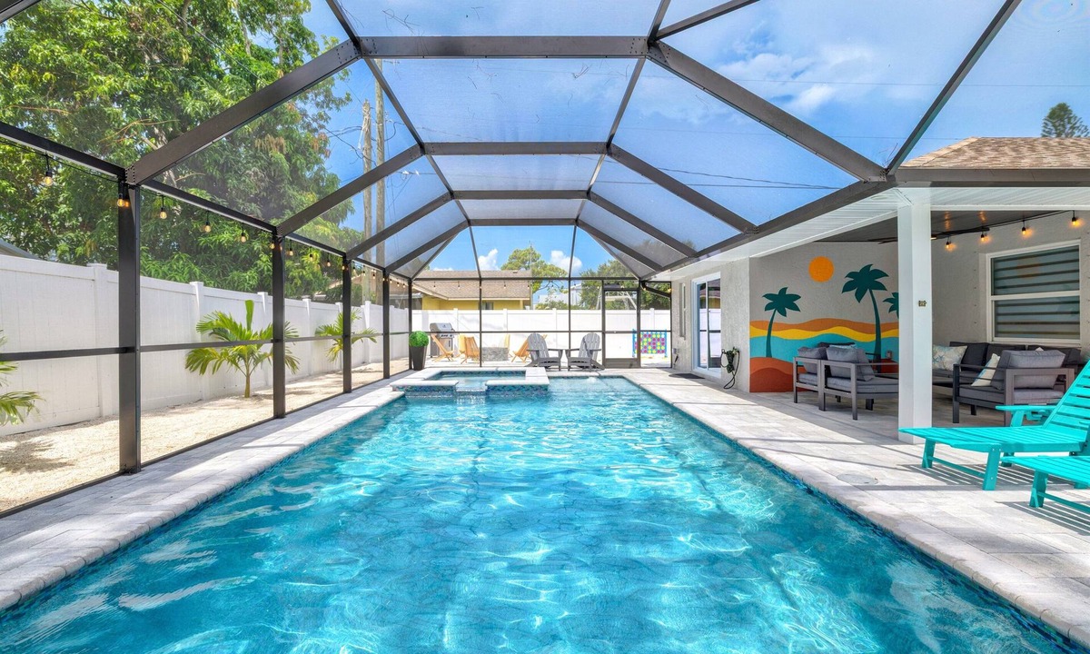 Bradenton House | Private Pool Paradise | Putt-putt! Games! Fire Pit