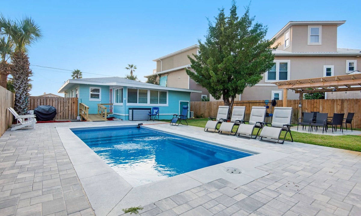 Kiska Beach House | 🦩Private Pool | Across from Beach | 4 Bikes | Emerald Flamingo🦩