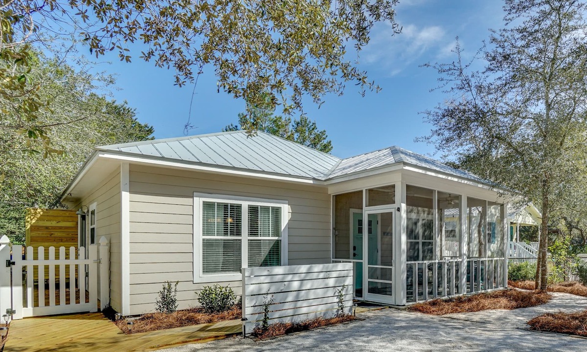 Seagrove Beach House | PRIVATE POOL! Walk to beach/cafes/shops! Quiet area! Bikes/beach equipment incl.
