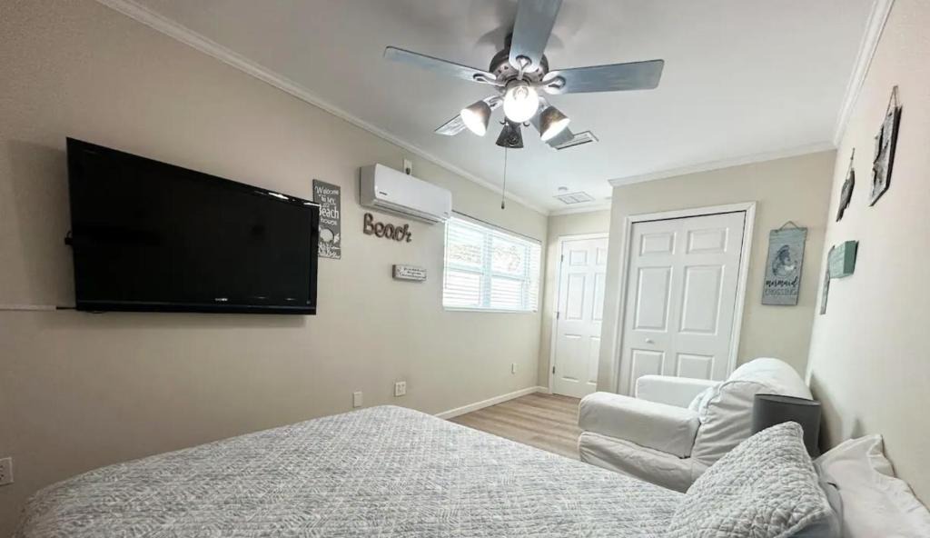 Largo House | Private Suite with Private Gym&Patio, Minutes to Beaches, Up to 4 Guests