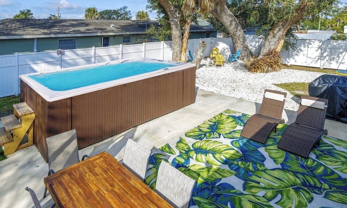 Gulf Gate Estates House | Private Swim Spa-Lanai | 3BR Near Siesta Key | Coastal Getaway | Sleeps10