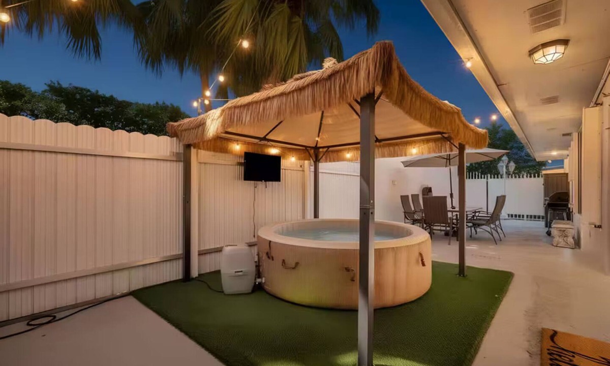 Princeton Apartment | PRIVATE TROPICAL RETREAT JACUZZI, TIKI HUT & OUTDOOR PARADISE