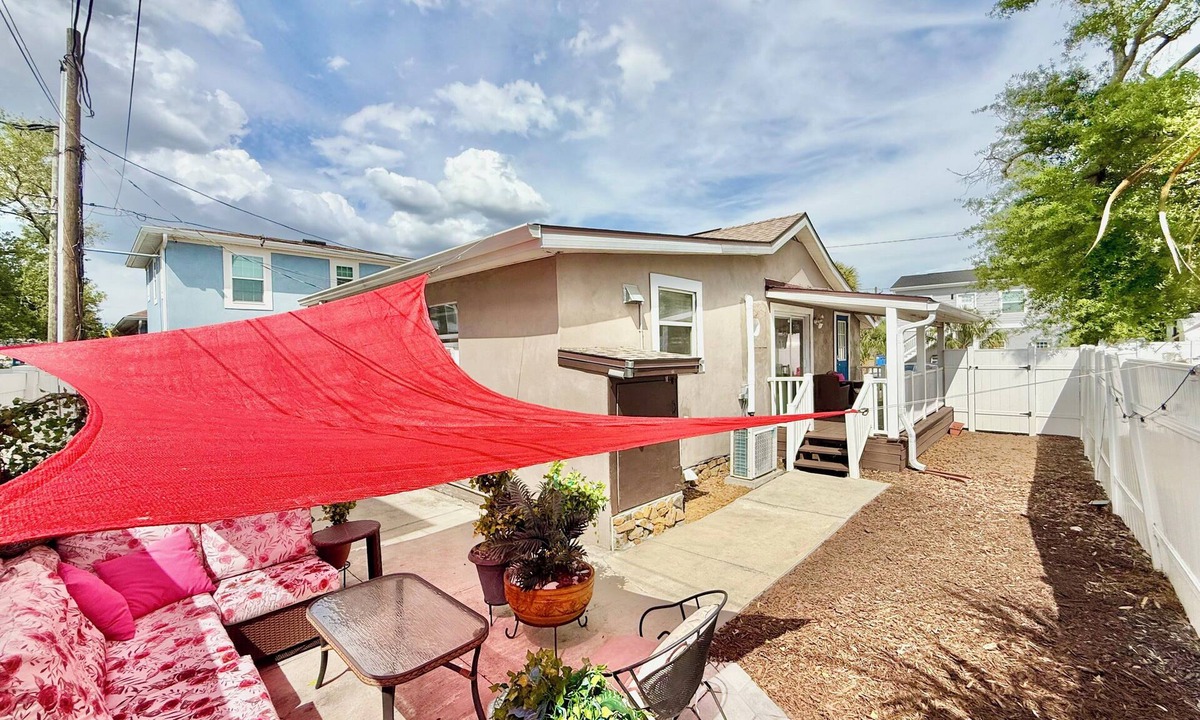 St. Petersburg - Clearwater House | QUAINT BUNGALOW RETREAT - COZY PRIVATE BACKYARD - WASHER/DRYER-CLOSE TO ST-PETE!