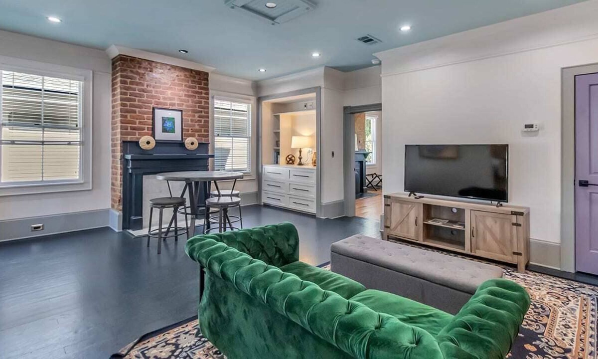 Savannah Victorian District Apartment | Queen's Perch | Historic District Downtown | Walk to Famous Forsyth Park