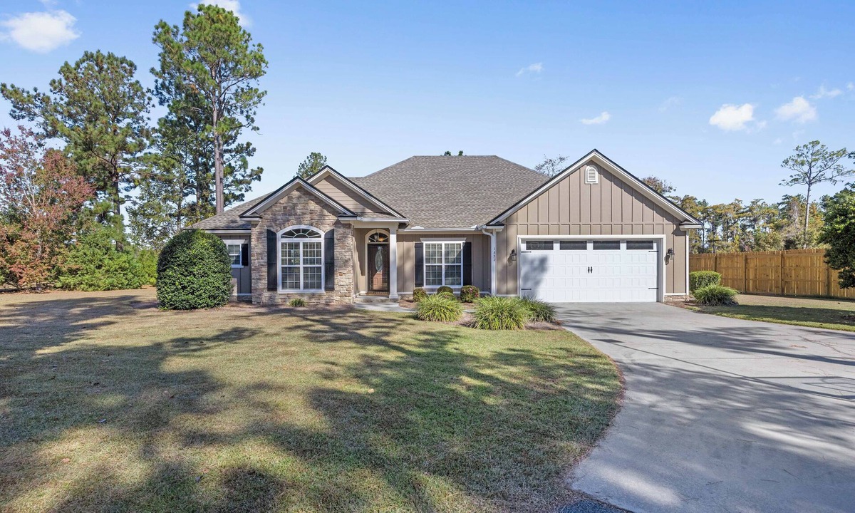 Stockton House | Quiet Family Getaway Sleeps 9, Two Acres, with Gym & 3 TVs